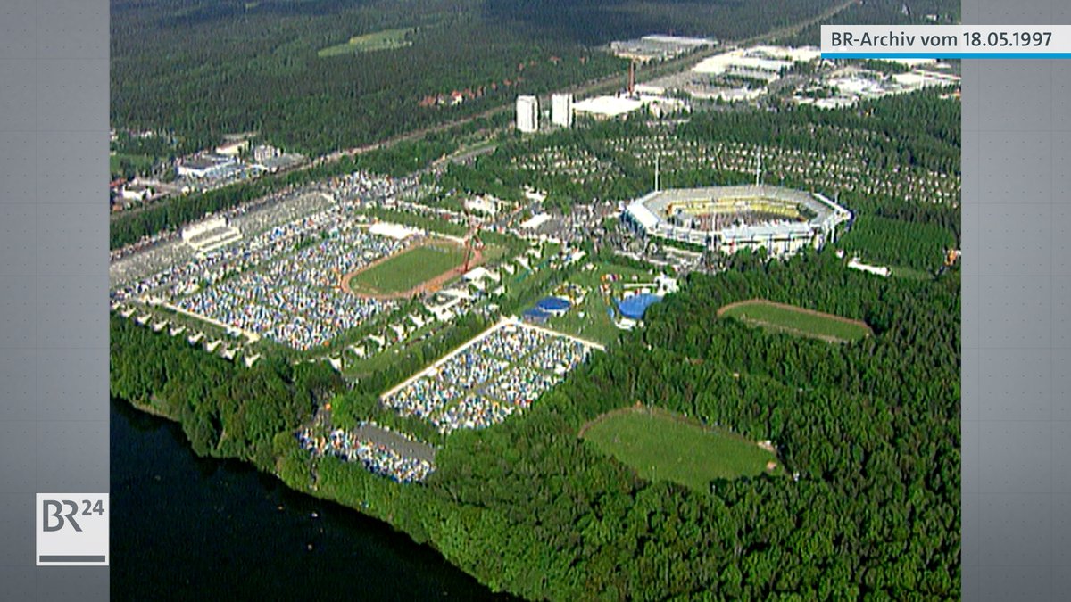 Luftaufnahme des Frankenstadions mit angrenzendem Campingplatz