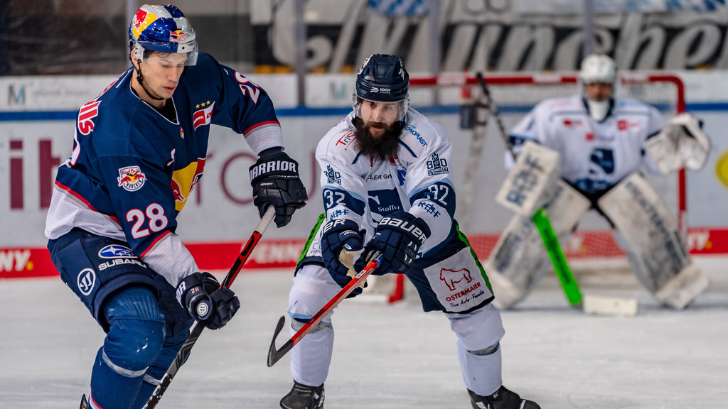 Spielszene aus einer Vorrundenbegegnung: EHC München und Straubing Tigers
