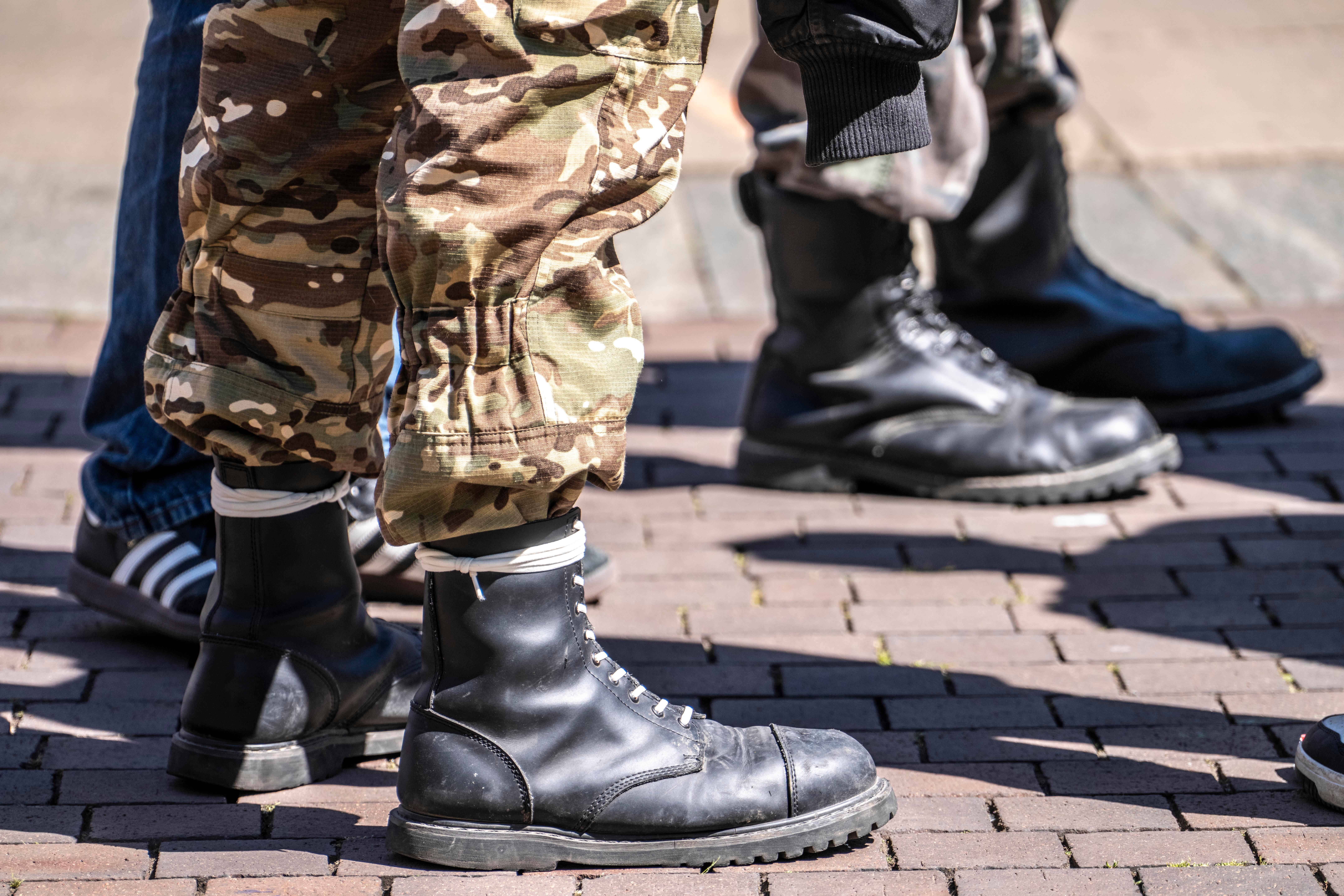 Symbolbild: Männer in Springerstiefeln und Militärkleidung 