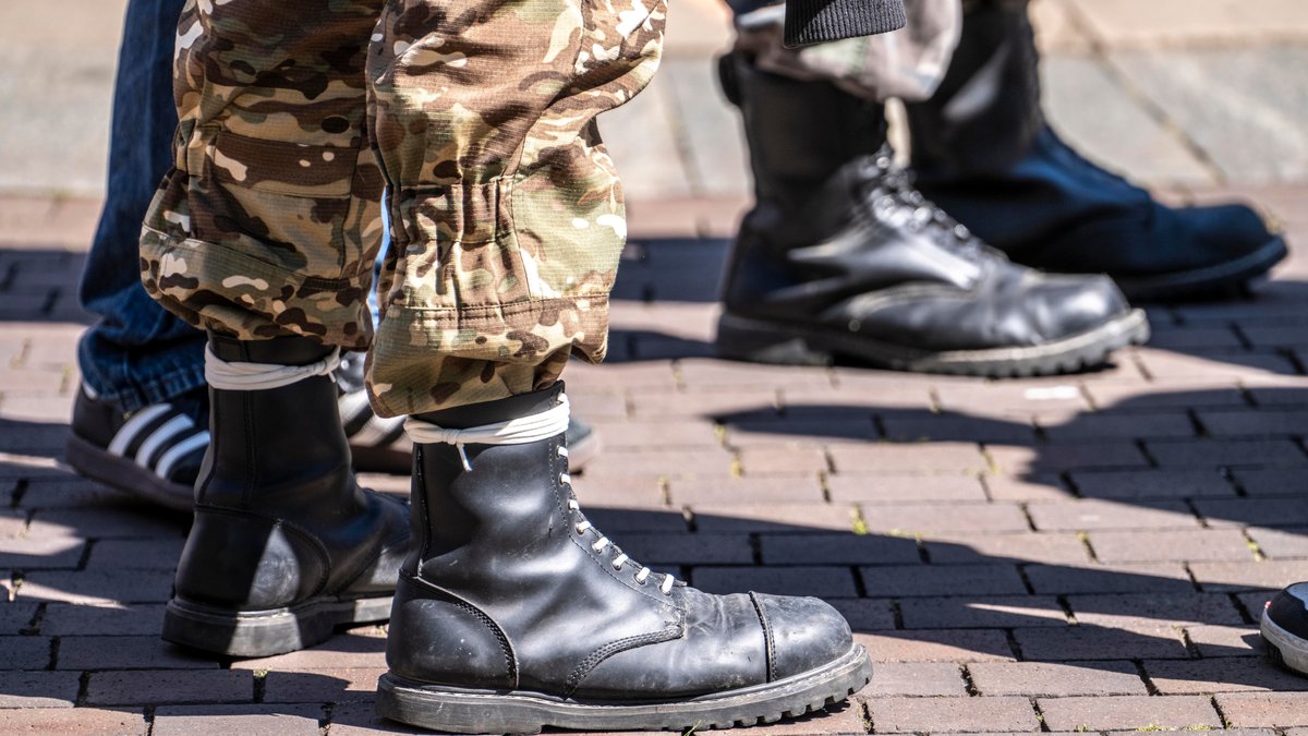 Symbolbild: Männer in Springerstiefeln und Militärkleidung | Bild: picture alliance / Jochen Tack | Jochen Tack Symbolbild: Männer in Springerstiefeln und Militärkleidung