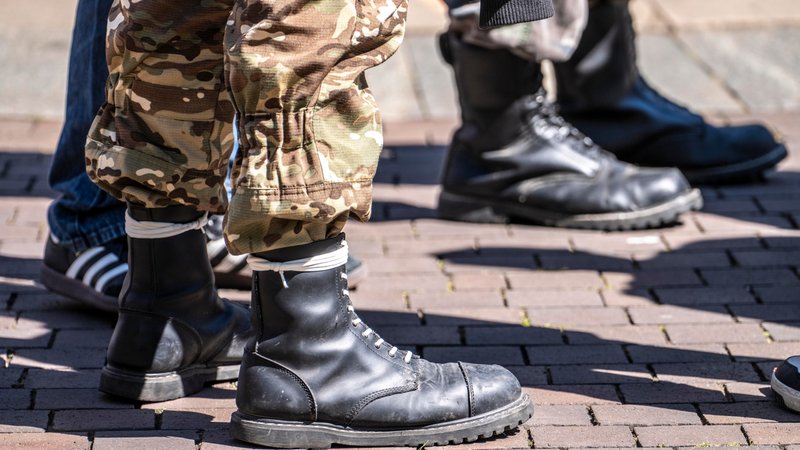 Symbolbild: Männer in Springerstiefeln und Militärkleidung | Bild: picture alliance / Jochen Tack | Jochen Tack Symbolbild: Männer in Springerstiefeln und Militärkleidung