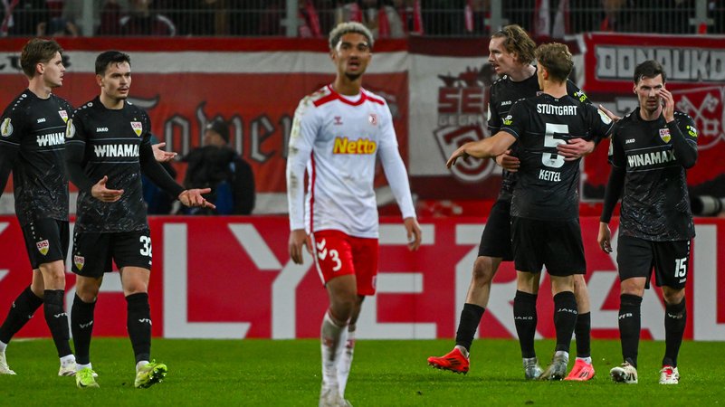 SSV Jahn Regensburg - VfB Stuttgart, Spielszene | Bild: picture alliance/dpa | Armin Weigel SSV Jahn Regensburg - VfB Stuttgart, Spielszene