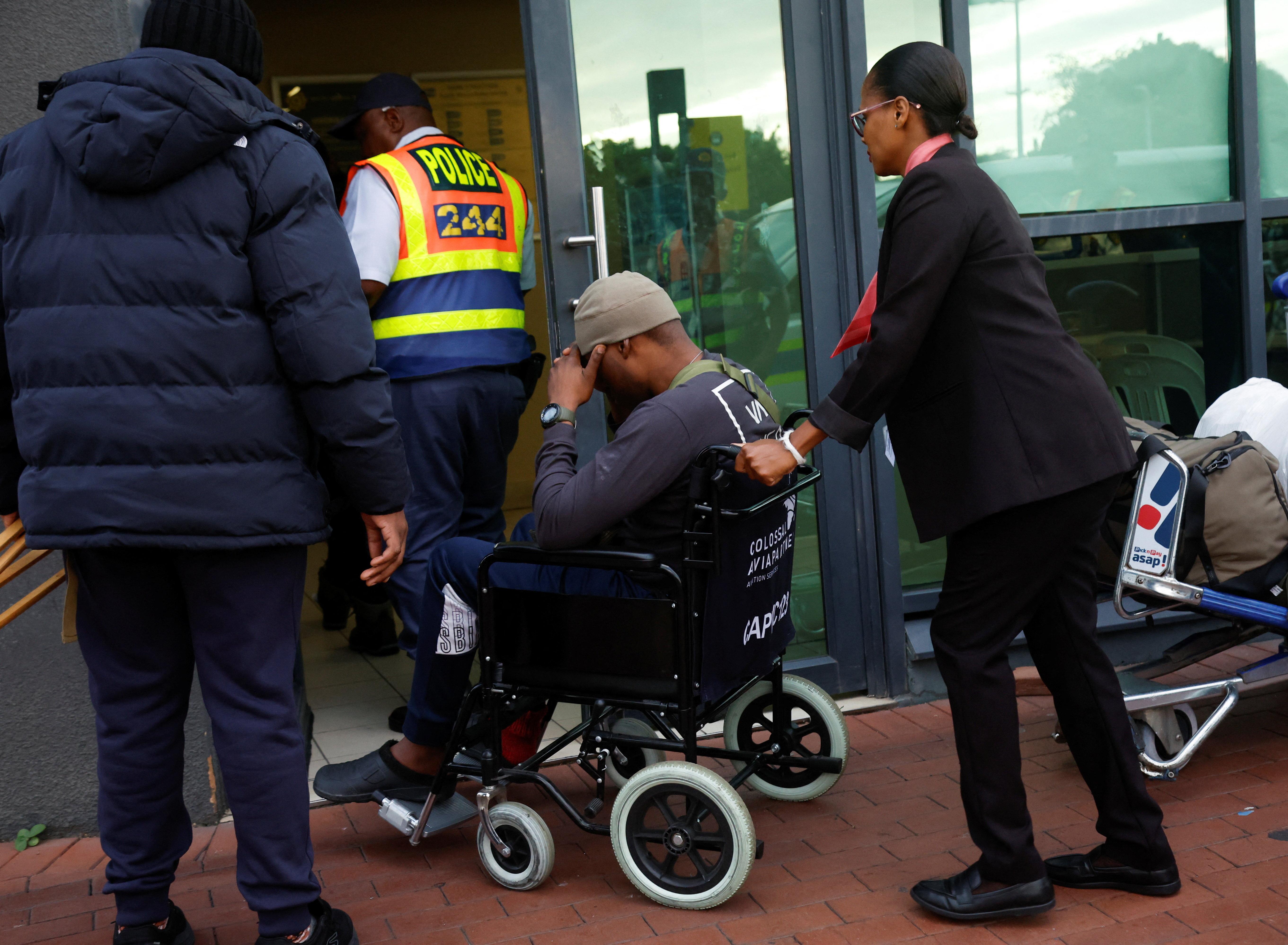 Ein Südafrikaner, der für Russland als Söldner gekämpft hat, kommt am Flughafen im südafrikanischen Durban an. 
