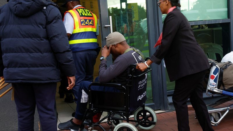 Ein Südafrikaner, der für Russland als Söldner gekämpft hat, kommt am Flughafen im südafrikanischen Durban an. | Bild: REUTERS/Rogan Ward Ein Südafrikaner, der für Russland als Söldner gekämpft hat, kommt am Flughafen im südafrikanischen Durban an.