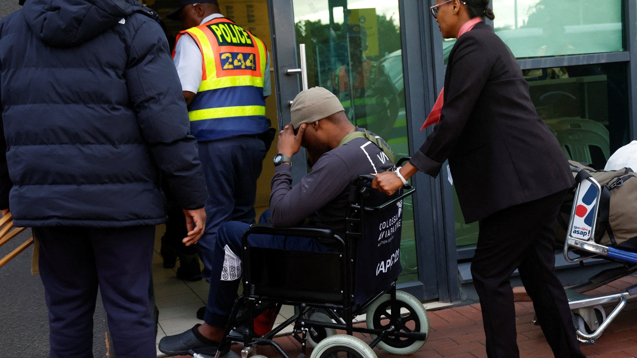 Ein Südafrikaner, der für Russland als Söldner gekämpft hat, kommt am Flughafen im südafrikanischen Durban an. 