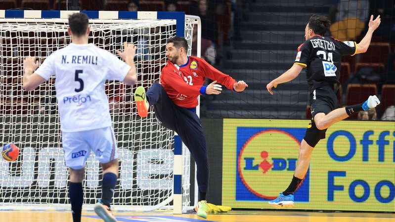 Handball-WM, Viertelfinale, Frankreich - Deutschland: Deutschlands Patrick Groetzki (rechts) erzielt gegen Frankreichs Torwart Remi Desbonnet.
