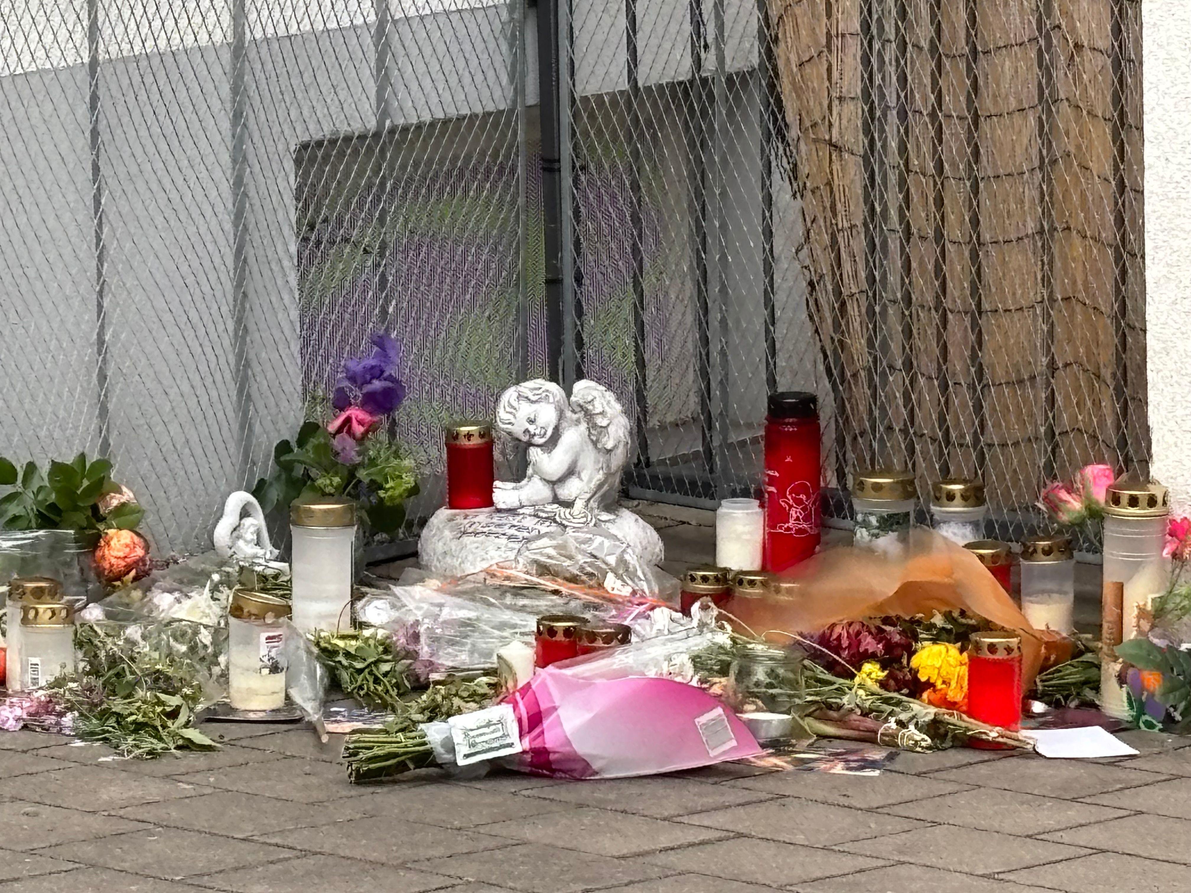 (Archivbild) Niedergelegte Blumen am Tatort in Augsburg.