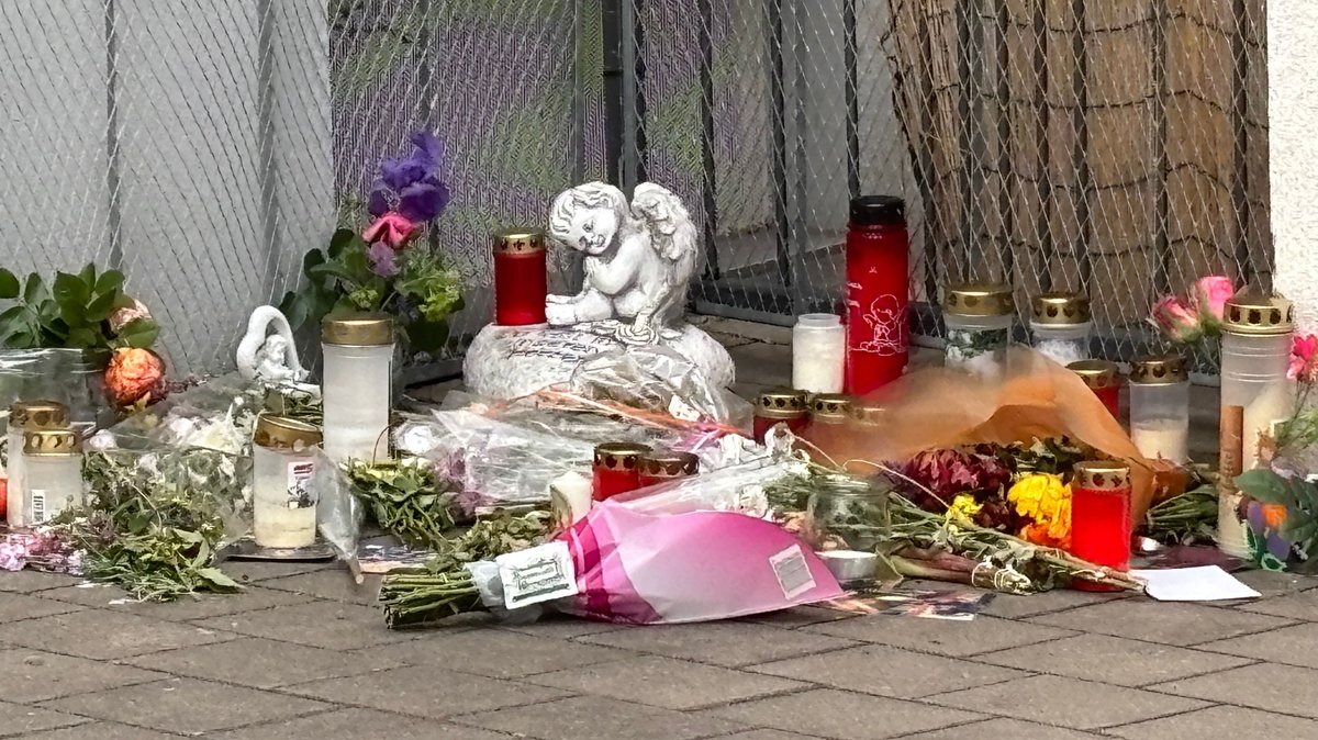 (Archivbild) Niedergelegte Blumen am Tatort in Augsburg.