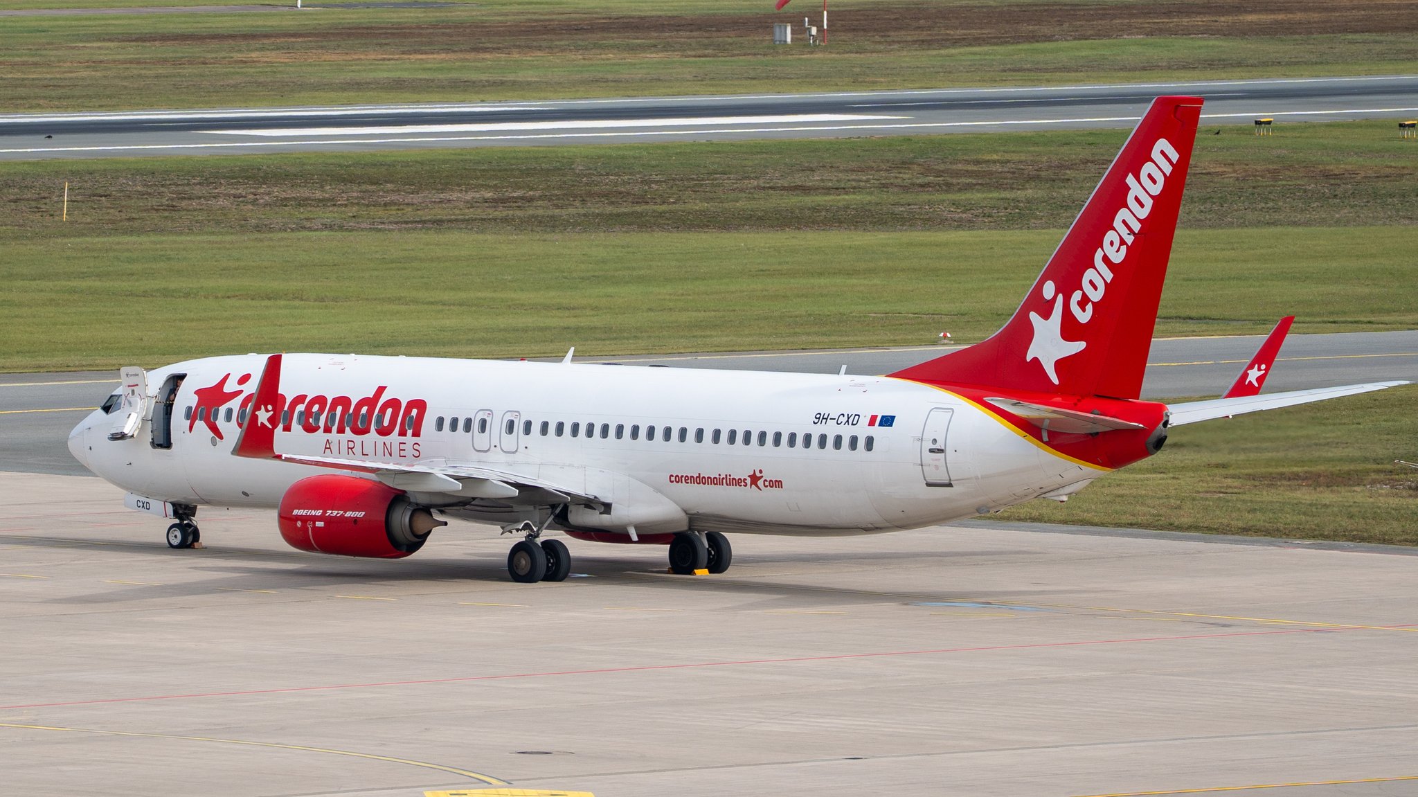 Eine Maschine der türkischen Fluglinie Corendon steht auf einem Rollfeld.