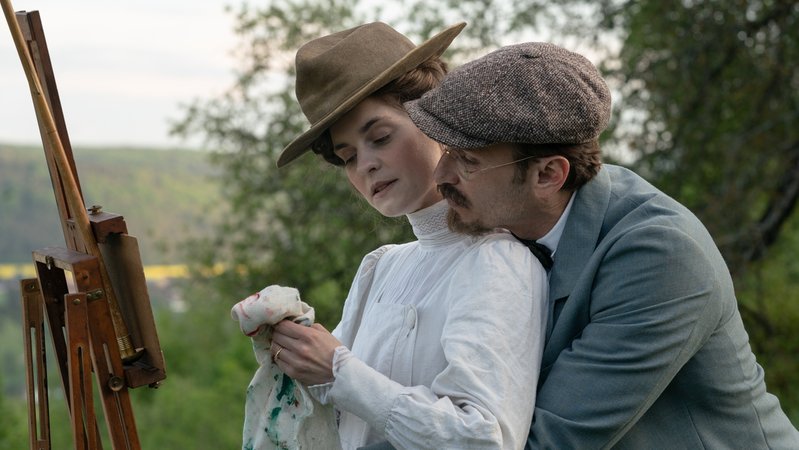 Ein Mann umarmt eine Frau | Bild: Stephanie Kulbach / CCC Cinema und Television Ein Mann umarmt eine Frau