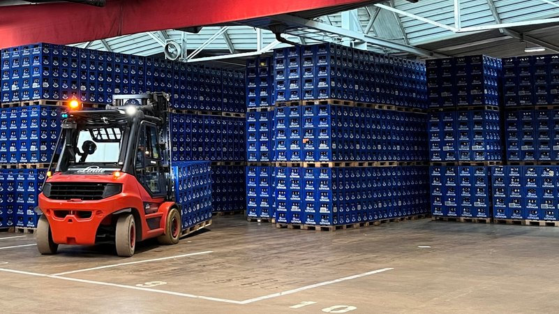 Das Lager der Brauerei Oettinger am Hauptsitz in Oettingen. | Bild: Tobias Hildebrandt / BR Das Lager der Brauerei Oettinger am Hauptsitz in Oettingen.