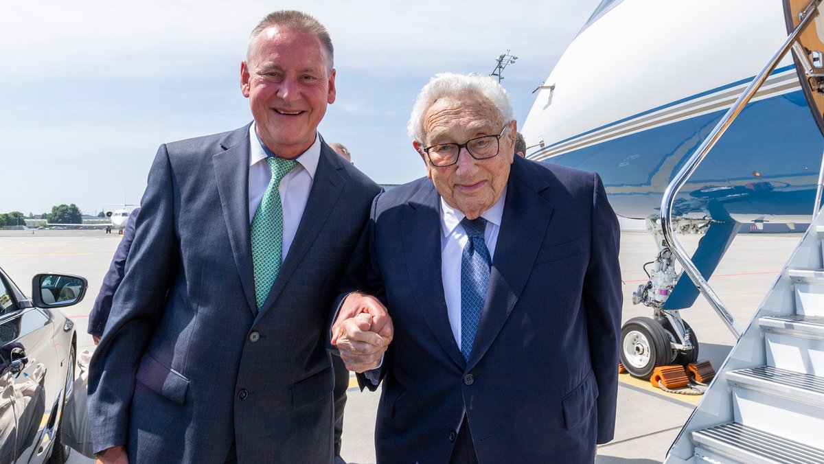 Henry A. Kissinger gemeinsam mit dem Fürther Oberbürgermeister Thomas Jung bei seinem letzten Besuch in Fürth im Juni 2023.