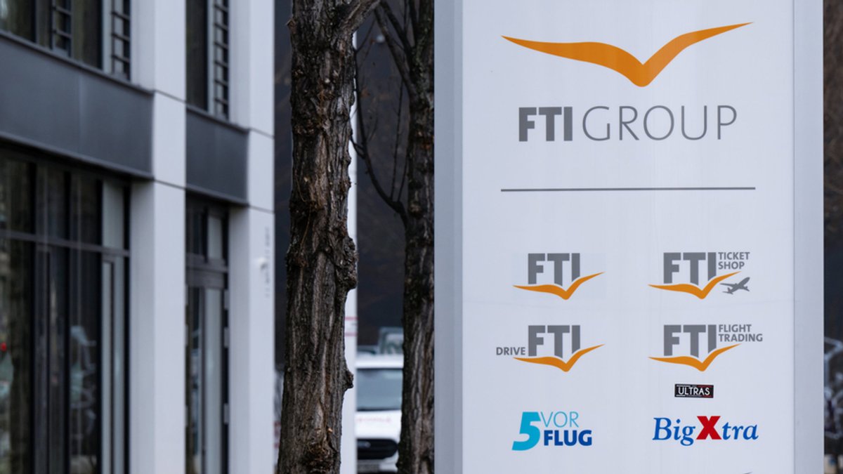 Das Logo des Reiseveranstalter FTI (FTI Group) steht vor dem Firmensitz. 