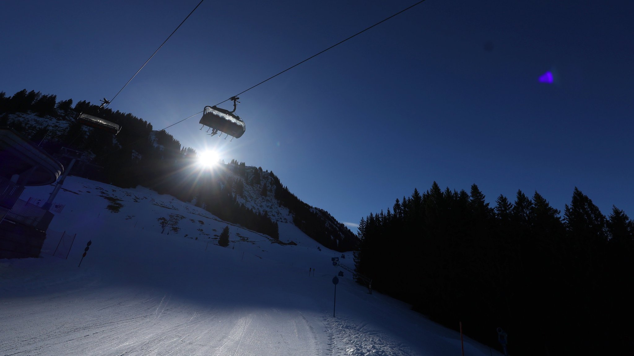 Wintersportler fahren in einem Sessellift am Söllereck.