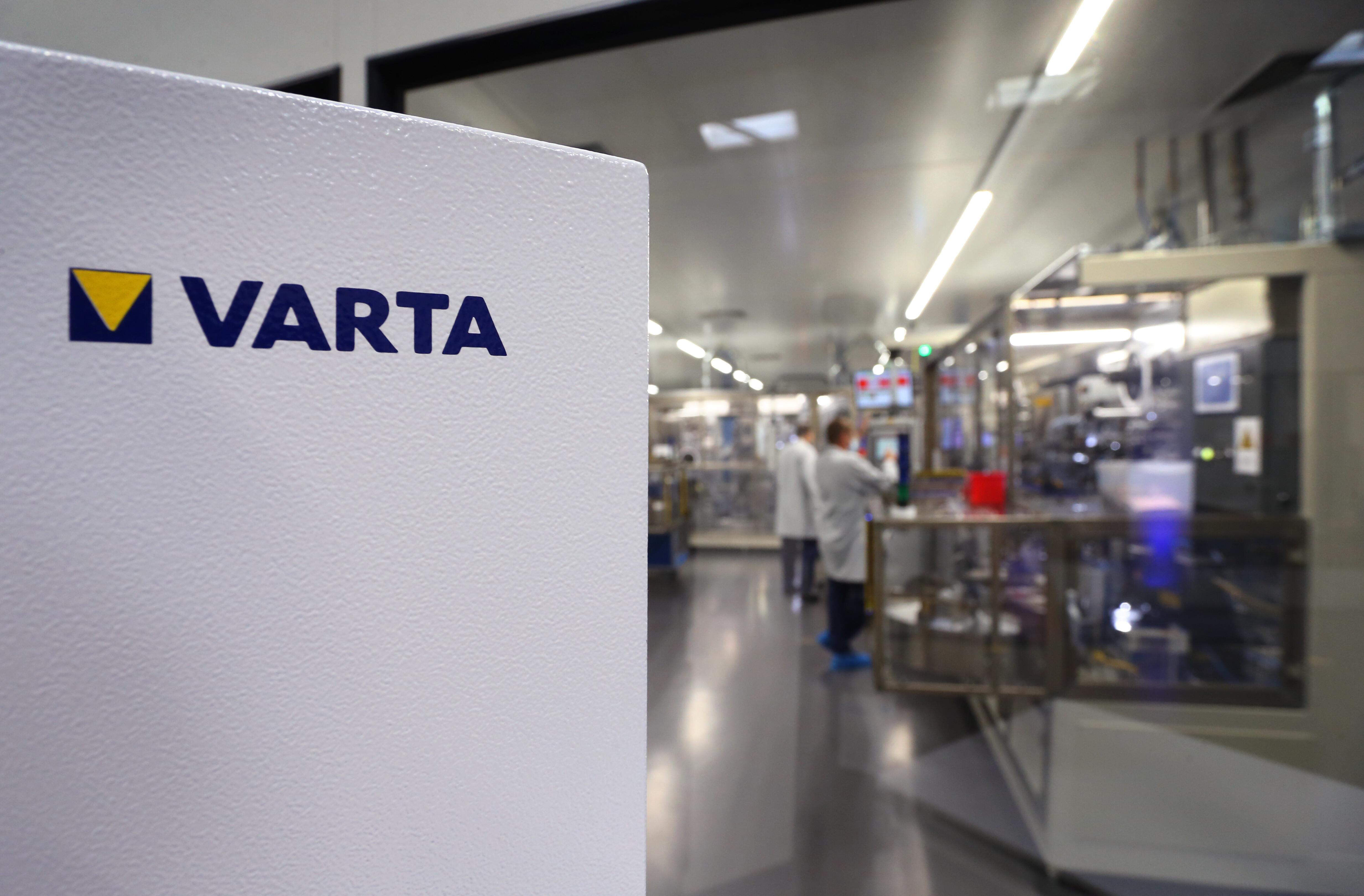 Blick in einen Reinraum für die Produktion von Knopfzellen in der Lithium-Ionen-Fabrik von Varta in Nördlingen. 