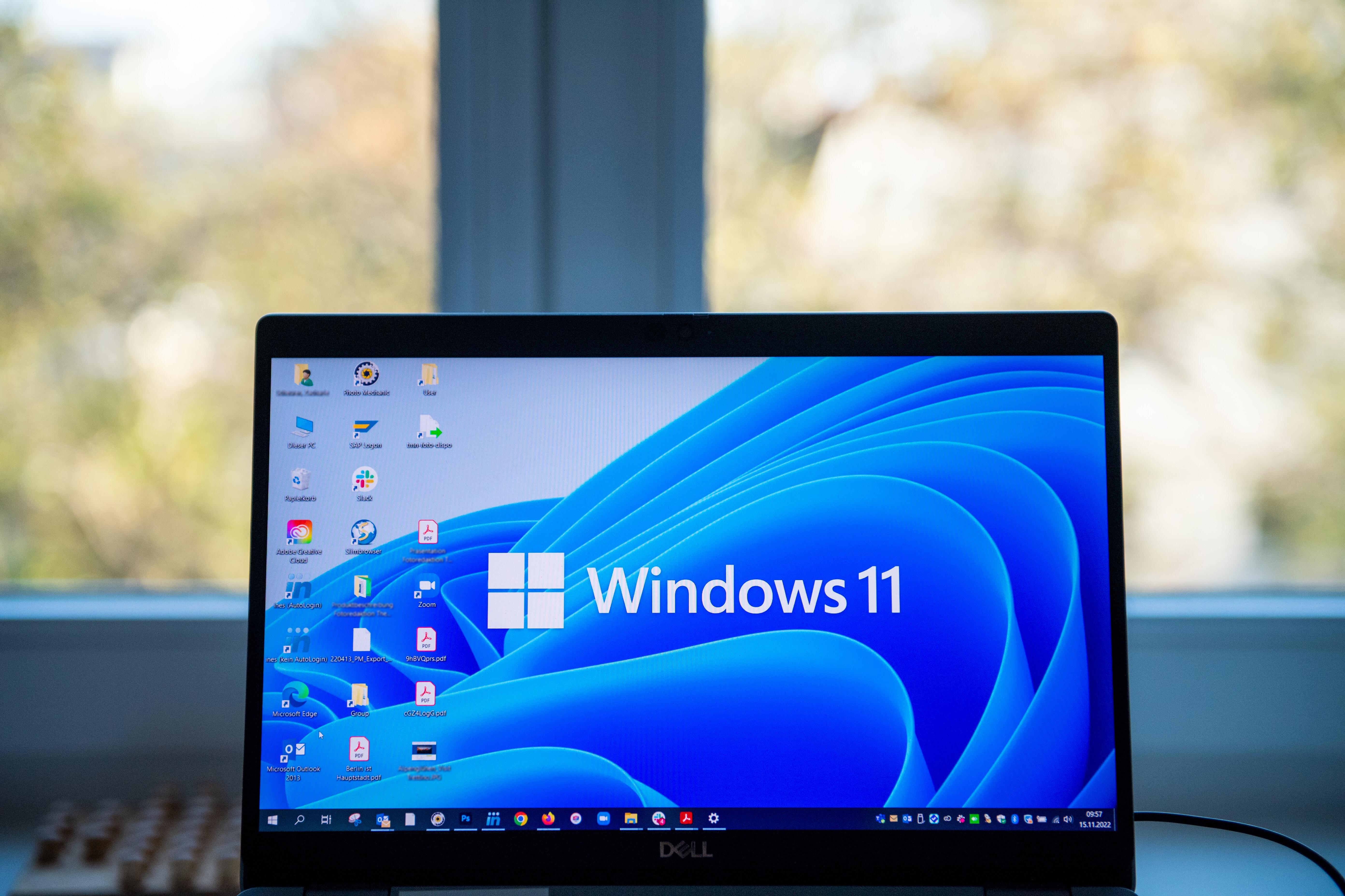 Der Schriftzug Windows 11 ist auf einem Laptop-Bildschirm zu sehen, aufgenommen am 14.11.2022 in Berlin