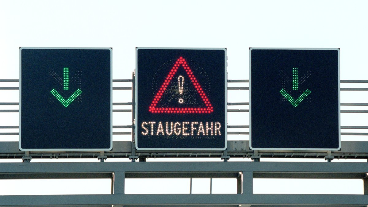 Autobahn Schilderbrücke zeigt "Staugefahr" an