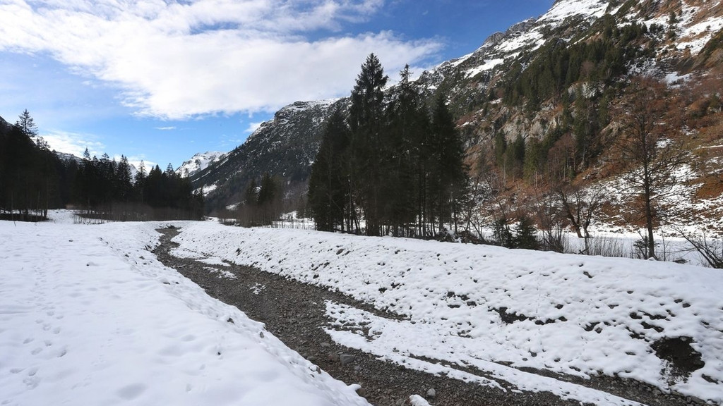 Blick auf den verschneiten Teil des Rappenalpbachs, der durch Baggerarbeiten weitgehend zerstört wurde. 
