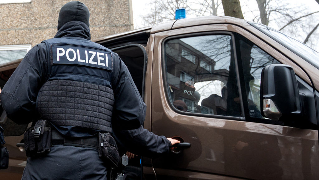 Einsatzkräfte der Polizei bei einer Razzia (Symbolbild)