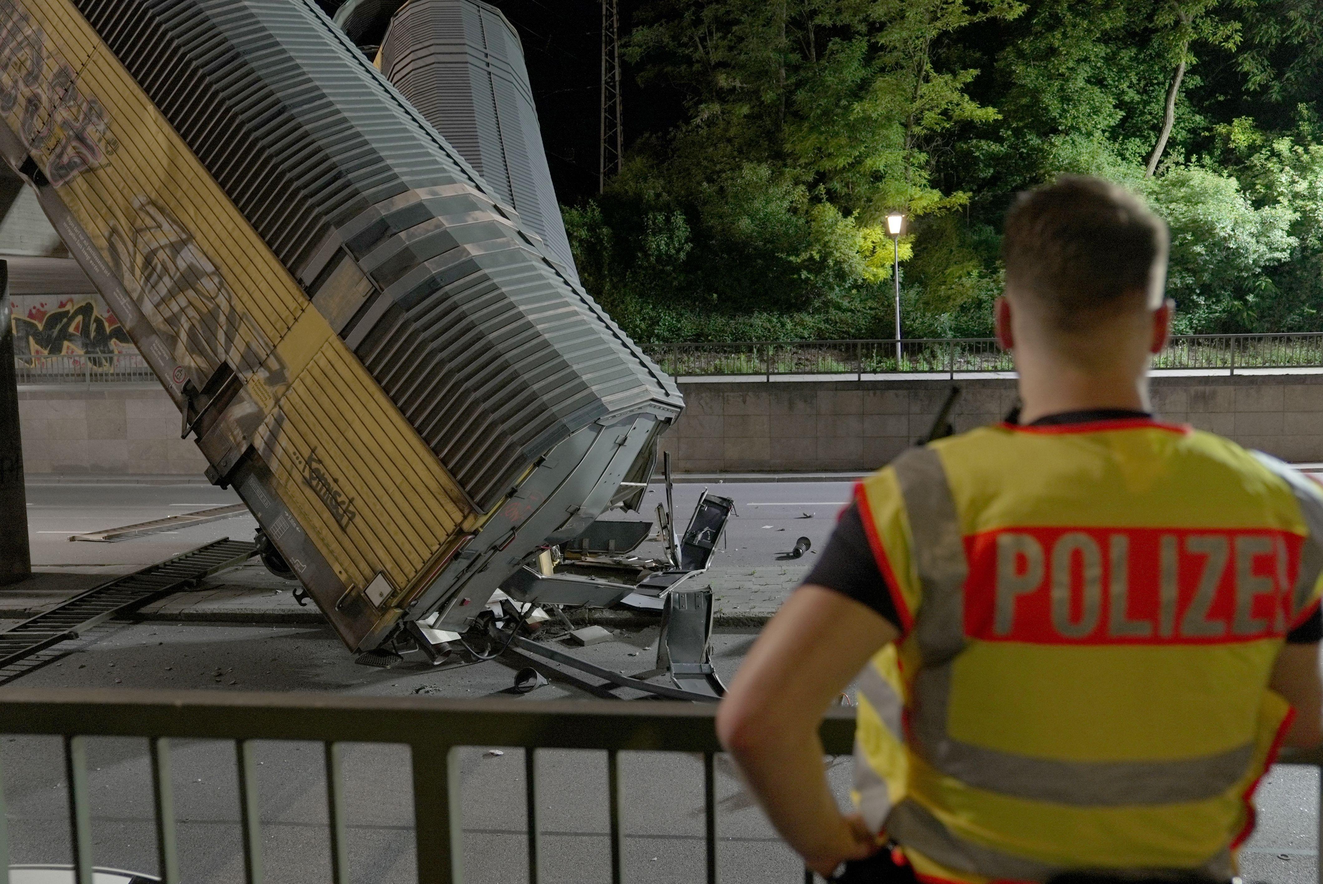 München: Güterzug-Waggons stürzen von Brücke – was wir wissen