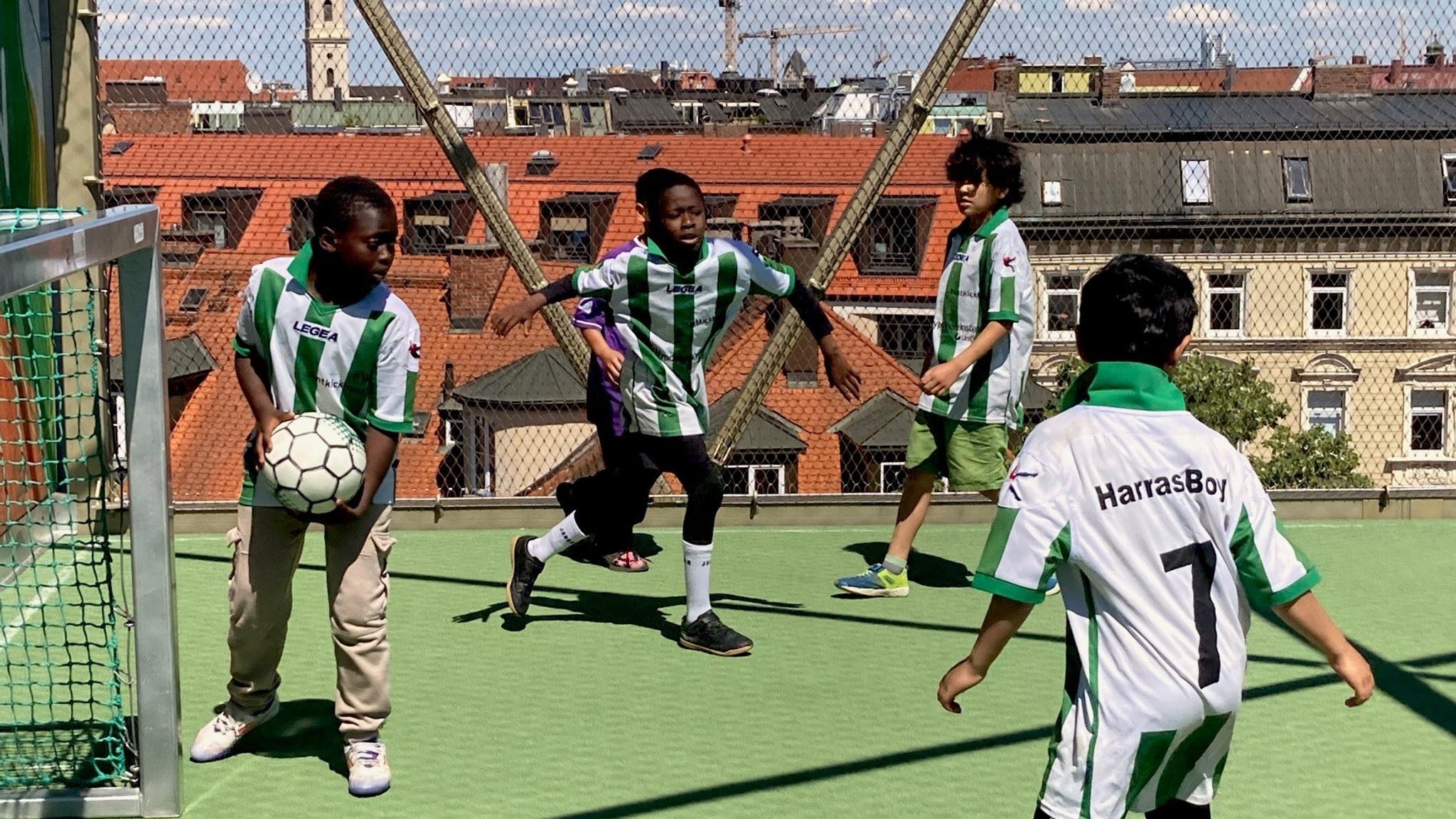 Vier Jungen spielen auf einem Kleinfeld Fußball. | Bild: Angela Graas-Castor Vier Jungen spielen auf einem Kleinfeld Fußball.