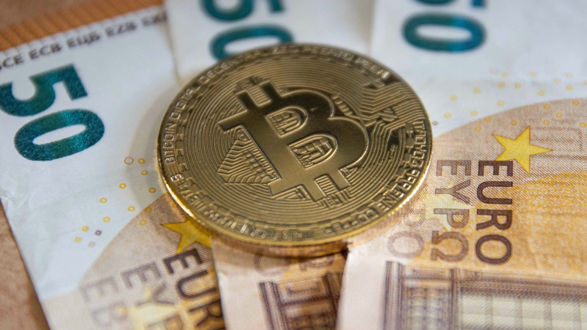 Bitcoin-Attrappe und Bargeld