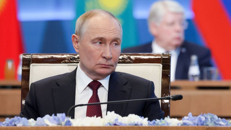 Porträt des russischen Präsidenten am Konferenztisch | Bild: Gavriil Grigorov/Picture Alliance Porträt des russischen Präsidenten am Konferenztisch