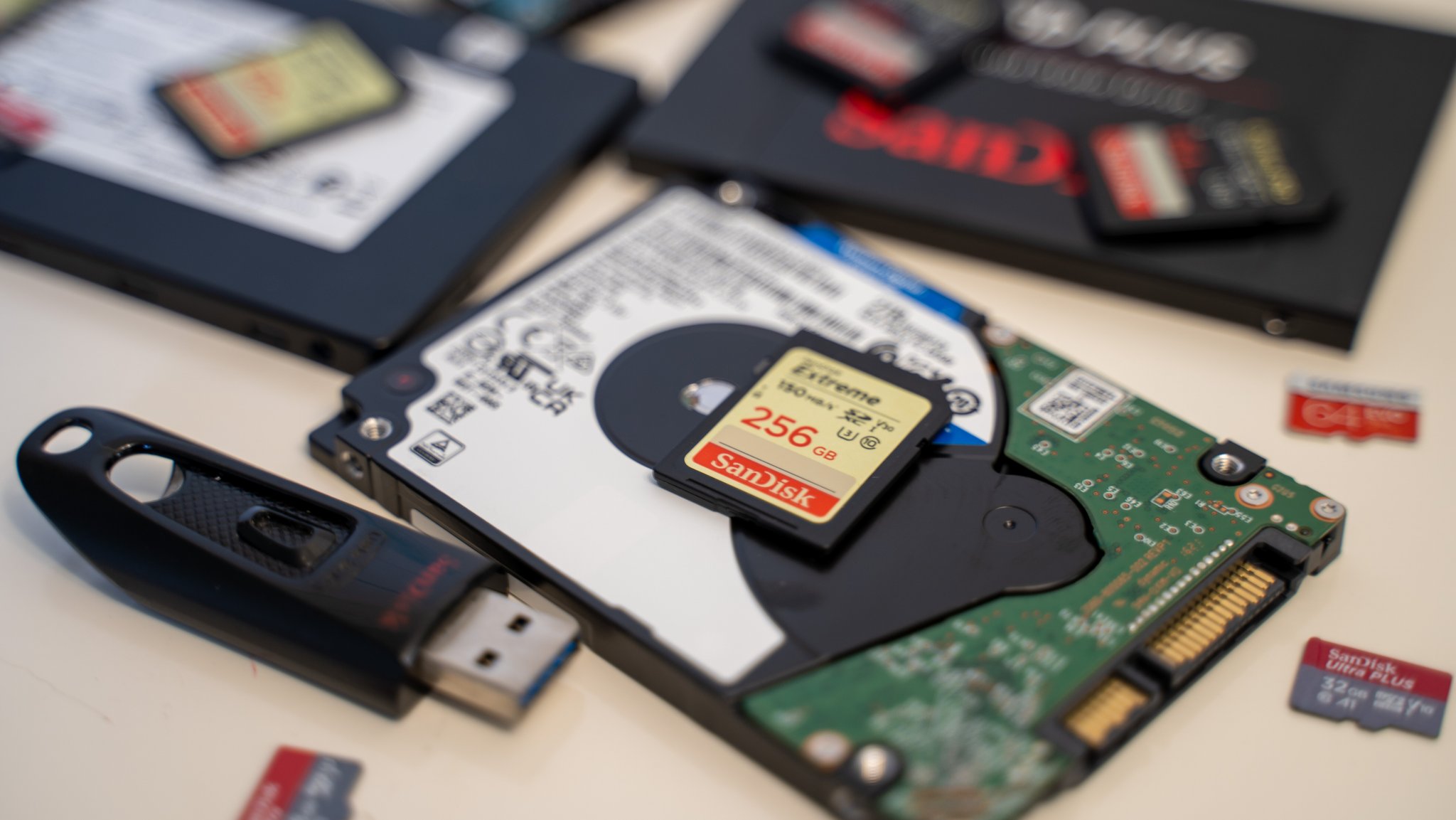 Bei einer Hausdurchsuchung wurden zahlreiche Speichermedien wie SD-Karten, Micro-SD-Karten, USB-Sticks und Festplatten mit kinderpornografischen Dateien sichergestellt, die jetzt von der digitalen Forensik der Polizei ausgewertet werden.