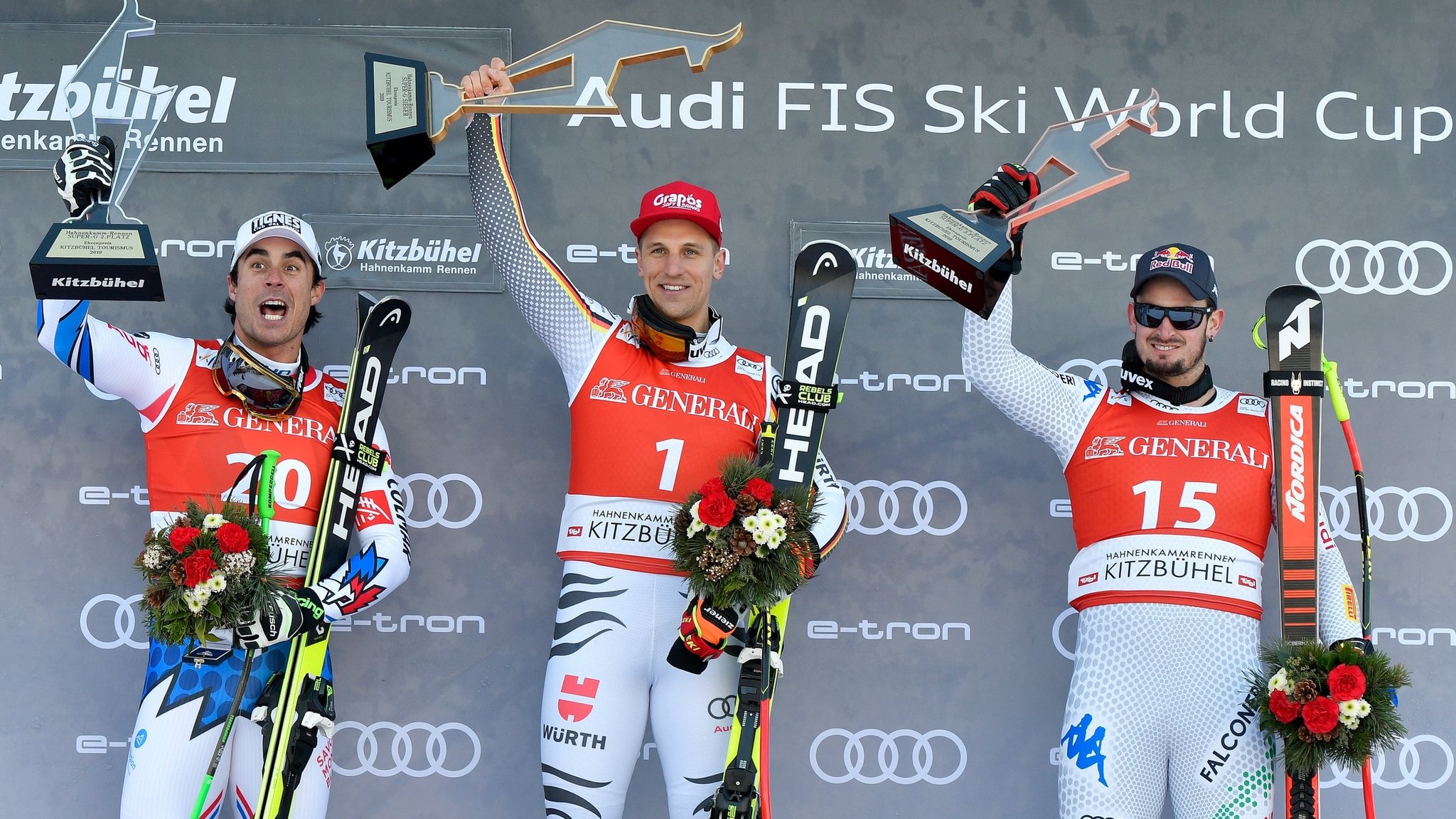 ARCHIV - 27.01.2019, Österreich, Kitzbühel: Ski alpin, Weltcup, Super-G, Herren: Der Zweitplatzierte Johan Clarey (l-r) aus Frankreich, Sieger Josef Ferstl aus Deutschland und der Dritte Dominik Paris aus Italien jubeln bei der Siegerehrung. Ferstl gewann 2019 den Super-G auf der legendären Streif in Kitzbühel. (zu dpa: «Nächster Rücktritt: Auch Abfahrer Ferstl beendet Ski-Karriere») Foto: Herbert Neubauer/APA/dpa +++ dpa-Bildfunk +++