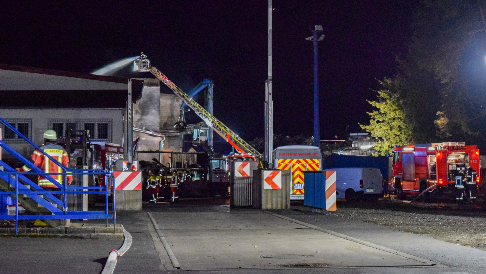 Feuerwehr löscht von einer Drehleiter aus den Brand