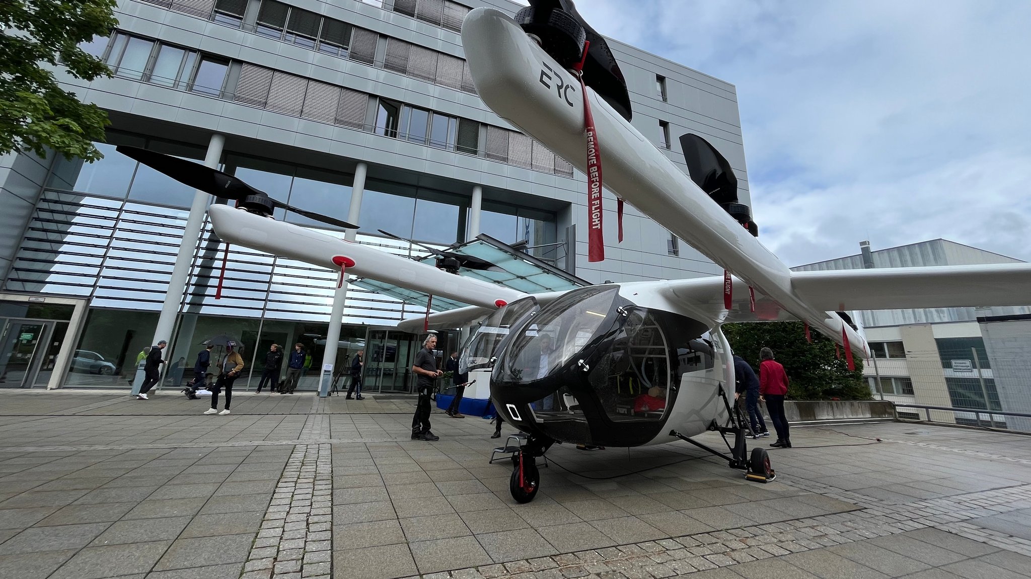 Ein seriennaher Prototyp, ein sogenannter Demonstrator, des E-Res-Copters wird in Taufkirchen bei München vorgestellt.