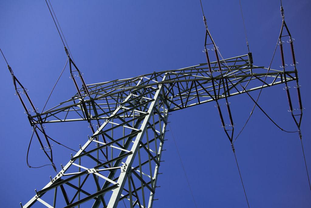 ARCHIV - 14.10.2019, Brandenburg, Potsdam: Ein Strommast vor blauem Himmel. (zu dpa: «Planung für das Stromnetz der Zukunft - Auftaktveranstaltung in Mainz») Foto: Soeren Stache/dpa-Zentralbild/dpa +++ dpa-Bildfunk +++