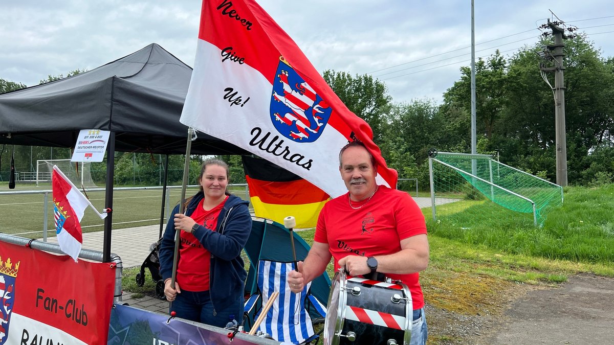 Die hessische Mannschaft hat eigene "Ultras" mitgebracht: Ann-Kathrin Pfleger und Jürgen Michel, Schwester und Vater des Torwarts.
