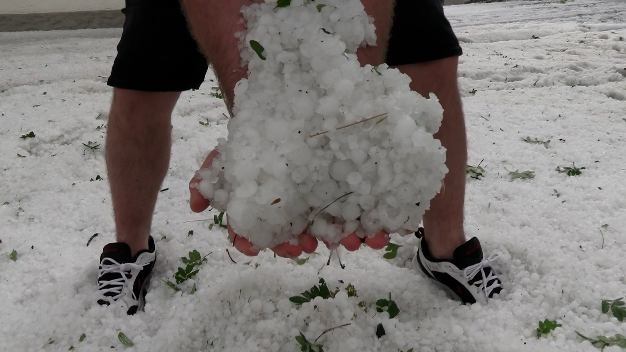 In Teilen Bayerns hat es heftige Gewitter, Regen und Hagel gegeben. Im Allgäu sorgte Hagel für weiße Straßen im Mai. Besonders betroffen: Füssen