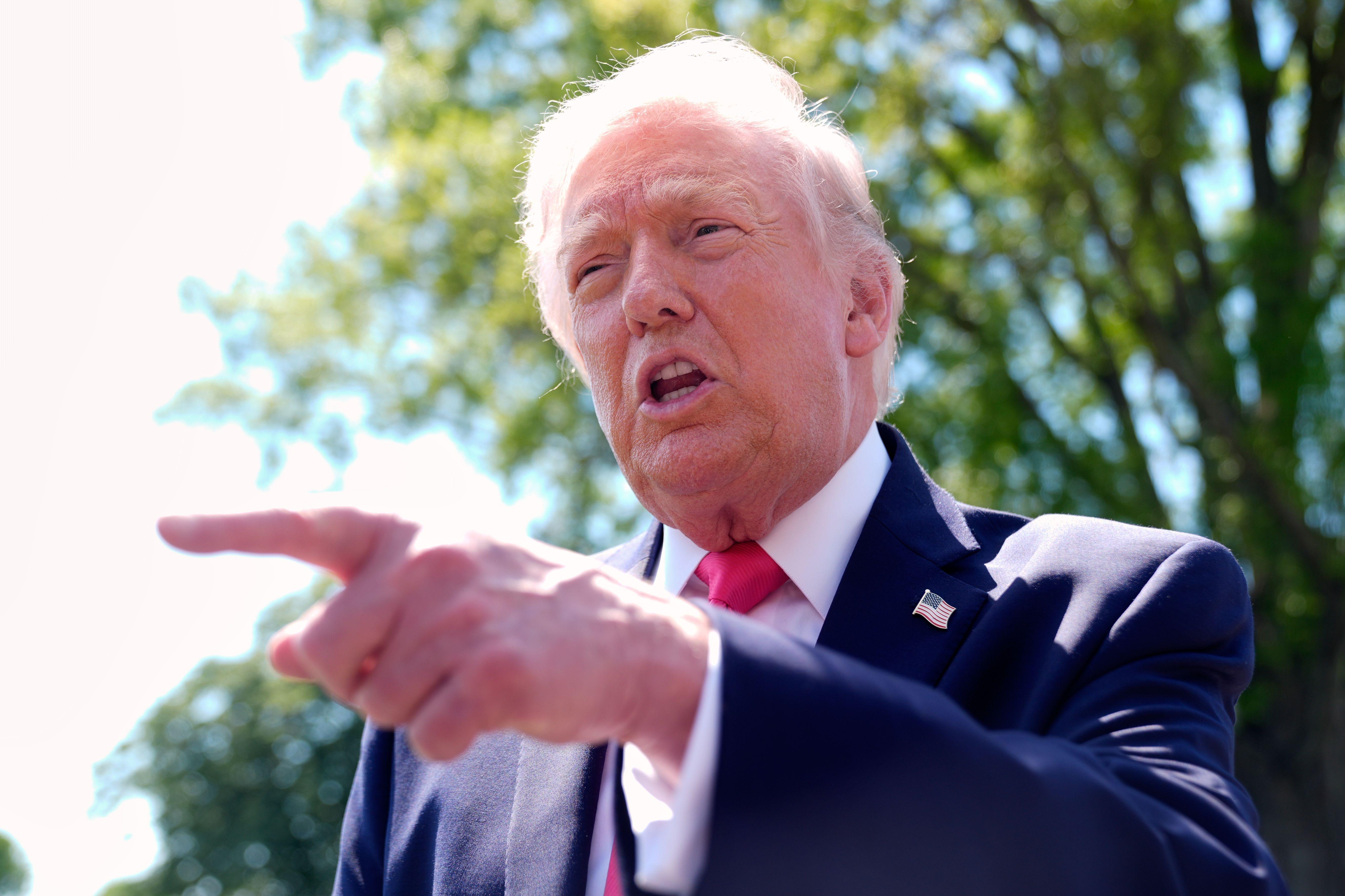 (Archivbild) US-Präsident Donald Trump mit erhobenen Zeigefinger