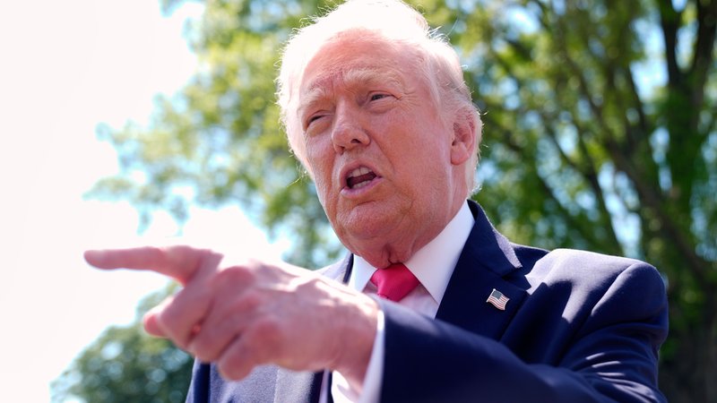 (Archivbild) US-Präsident Donald Trump mit erhobenen Zeigefinger | Bild: dpa-Bildfunk/Manuel Balce Ceneta (Archivbild) US-Präsident Donald Trump mit erhobenen Zeigefinger