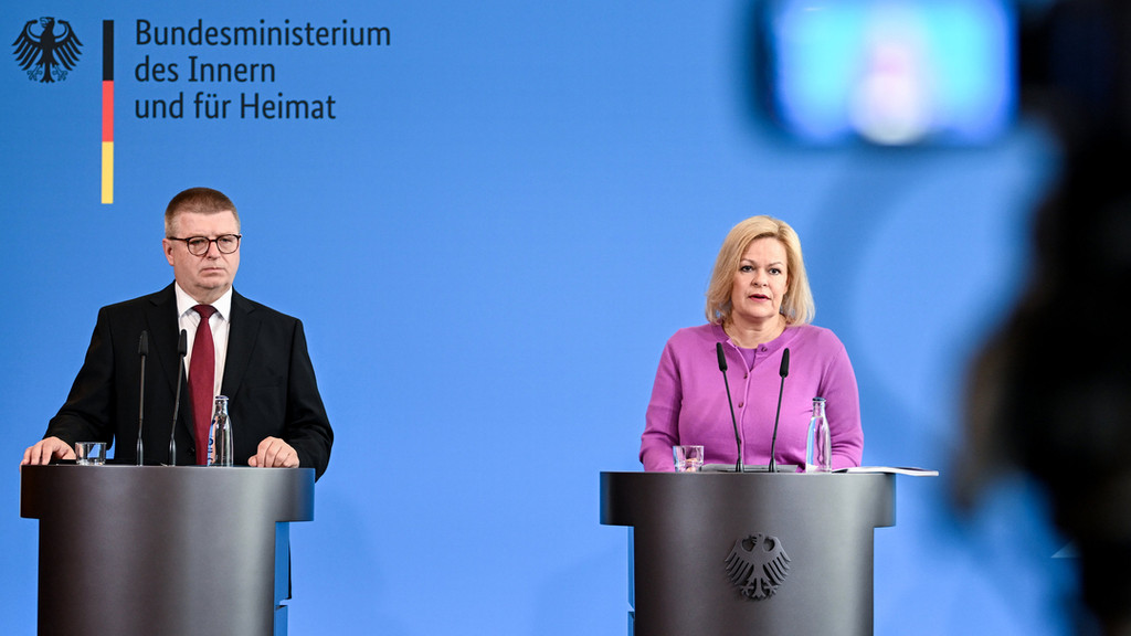 Verfassungsschutzpräsident Thomas Haldenwang und Bundesinnenministerin Nancy Faeser bei einer Pressekonferenz