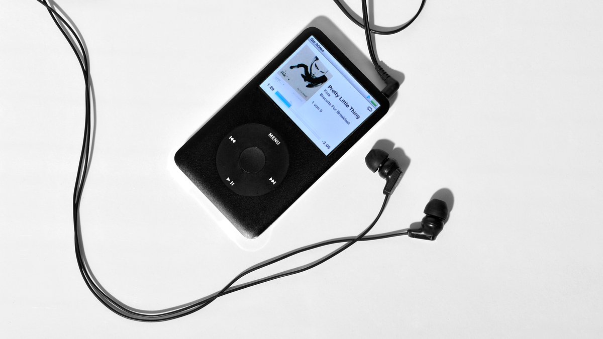 Schwarzer iPod mit Kopfhörern