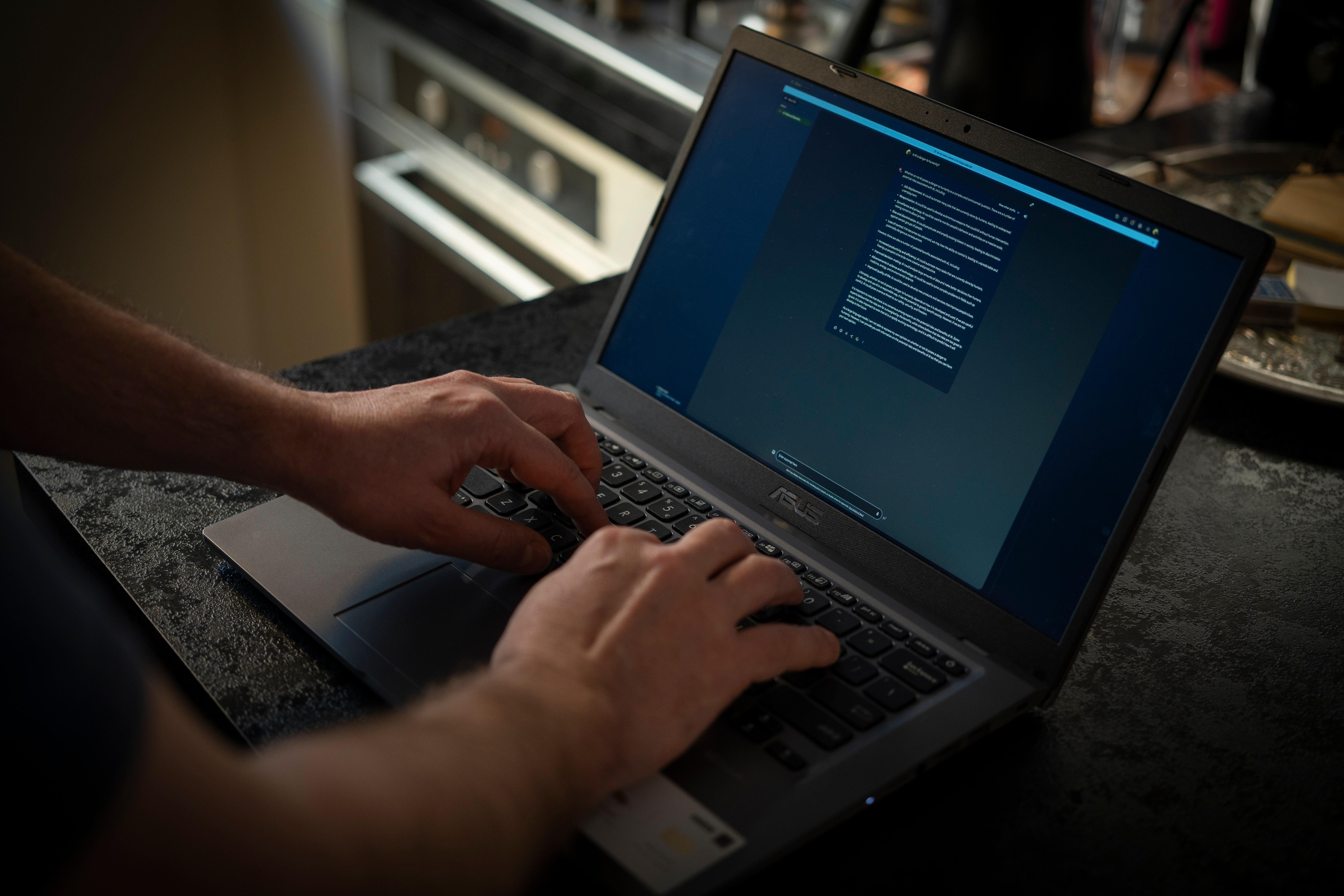 Sie heißen Claude, Gemini, Le Chat oder Copilot... Wer nach aktuellen KI-Chabots sucht, findet jede Menge. Welcher lohnt sich im Alltag?