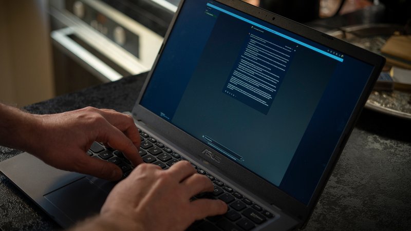 Sie heißen Claude, Gemini, Le Chat oder Copilot... Wer nach aktuellen KI-Chabots sucht, findet jede Menge. Welcher lohnt sich im Alltag? | Bild: picture alliance / NurPhoto | Jaap Arriens Sie heißen Claude, Gemini, Le Chat oder Copilot... Wer nach aktuellen KI-Chabots sucht, findet jede Menge. Welcher lohnt sich im Alltag?