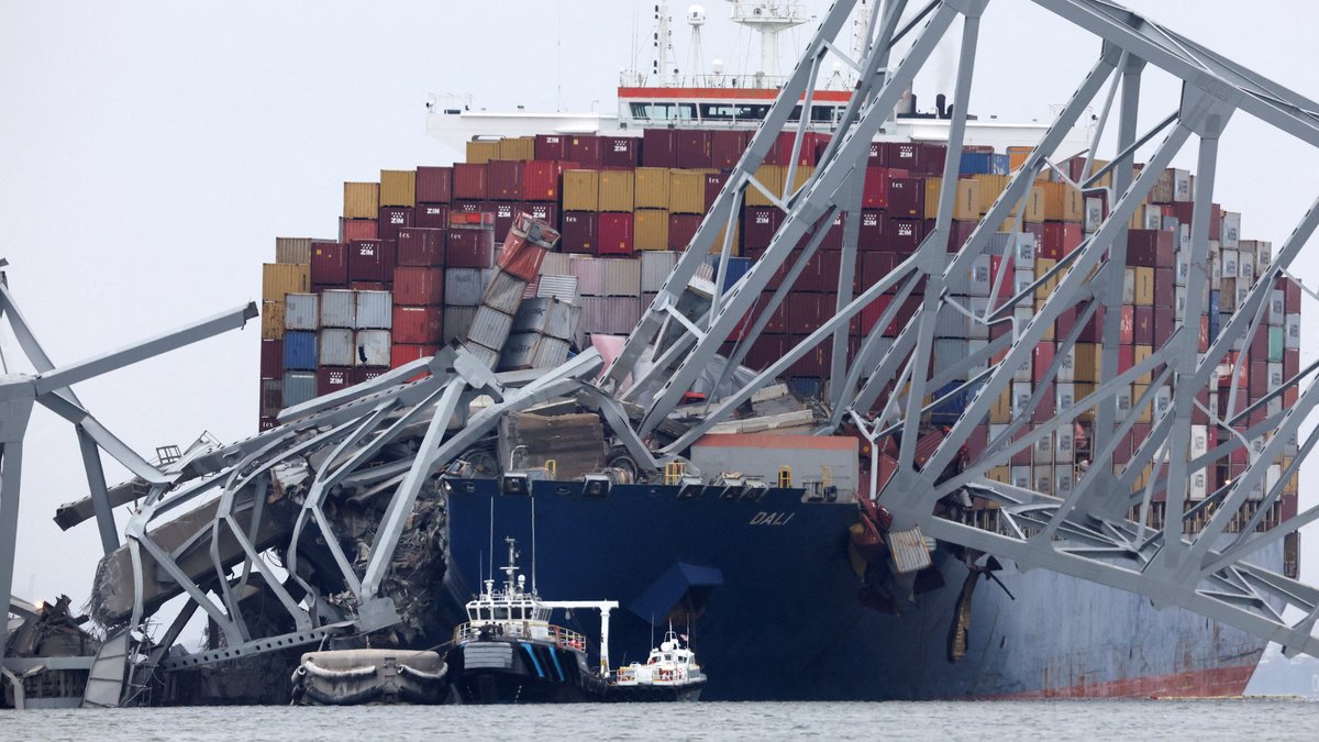 Bei der Kollision wurden auch Container mit Gefahrgut beschädigt