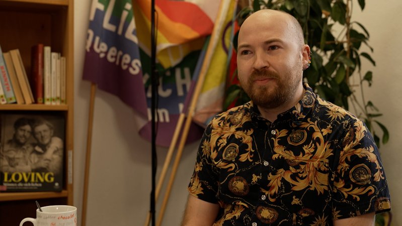 Tobias Wöhner von Rosa Asyl und dem Verein Imedana im Interview. | Bild: BR Tobias Wöhner von Rosa Asyl und dem Verein Imedana im Interview.