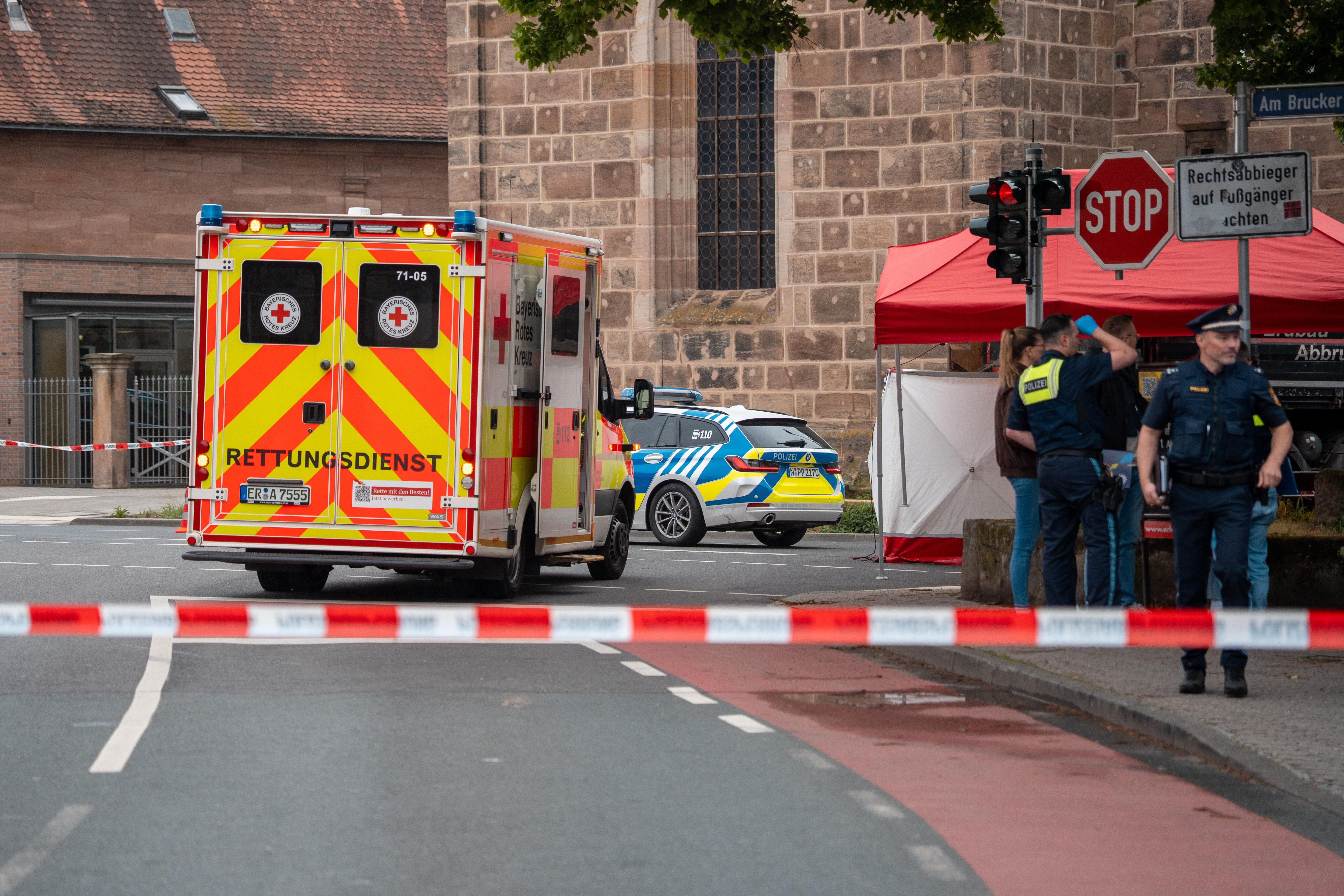 In Erlangen kam es am Donnerstagnachmittag zu einem tödlichen Unfall. Am Brucker Marktplatz war ein Muldenkipper nach rechts in die Fürther Straße abgebogen. Aus aktuell unbekannter Ursache stieß er dabei mit einer Radfahrerin zusammen.