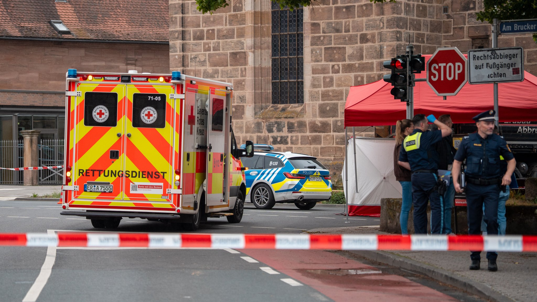 Radfahrerin von Lkw überrollt und getötet