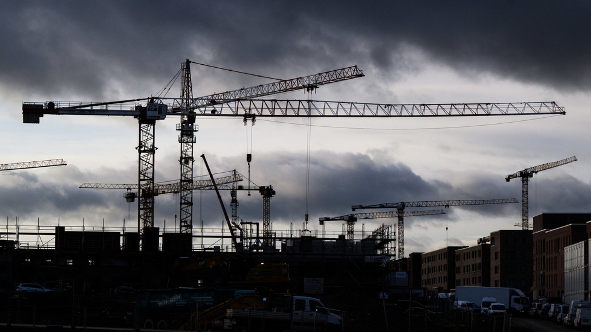 Mehrfamilienhäuser mit tausenden Wohnungen werden in einem Neubaugebiet gebaut.