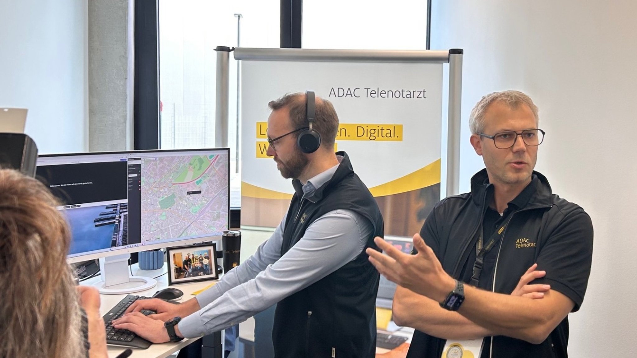 Der Notarzt am Boden koordiniert die Verlegung eines Patienten am PC ins Krankenhaus. | Bild: BR / Knoll Der Notarzt am Boden koordiniert die Verlegung eines Patienten am PC ins Krankenhaus.