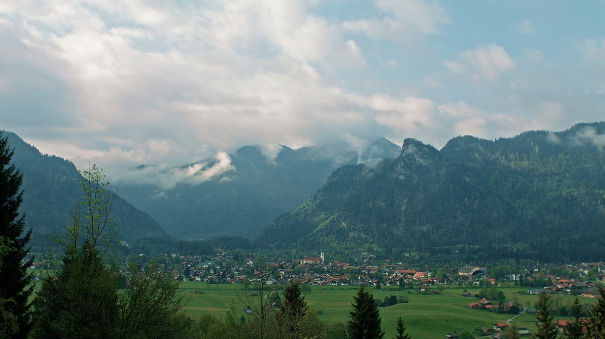 Blick auf Oberammergau und seine Berge.