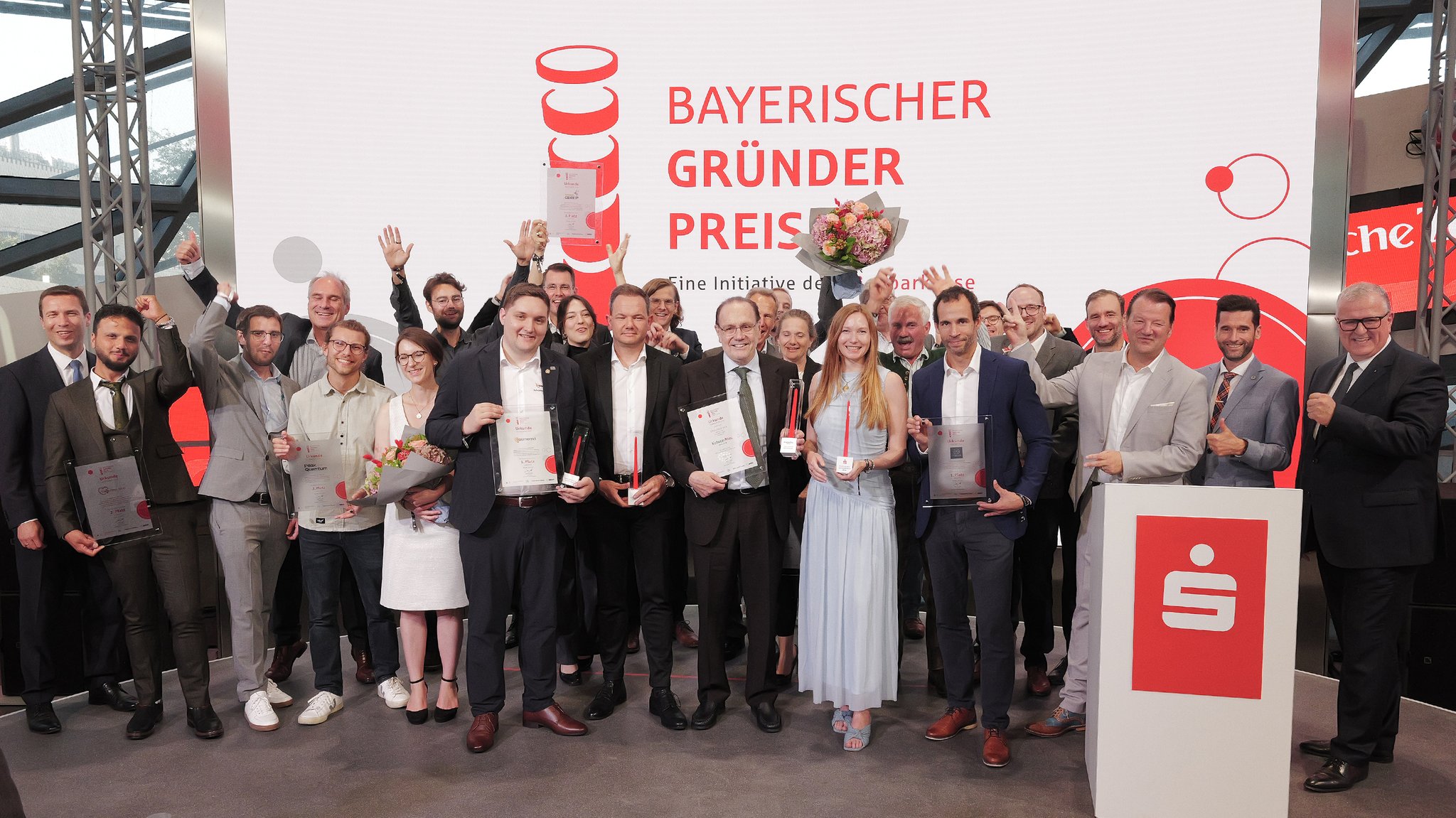 Die Gewinnerinnen und Gewinner des Bayerischen Gründerpreises stehen auf der Bühne des Doppelkegels in der BMW Welt in München. | Bild: Sparkassenverband Bayern Die Gewinnerinnen und Gewinner des Bayerischen Gründerpreises stehen auf der Bühne des Doppelkegels in der BMW Welt in München.