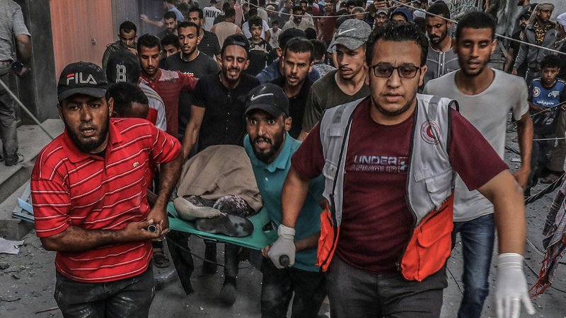 15.10.2023, Palästinensische Gebiete, Rafah: Palästinenser tragen nach einem israelischen Luftangriff eine Leiche auf einer Trage. Israel ist am 7. Oktober auf breiter Front von der islamistischen Hamas angegriffen worden. Israel bombardiert im Gegenzug Ziele im Gazastreifen. Foto: Abed Rahim Khatib/dpa +++ dpa-Bildfunk +++