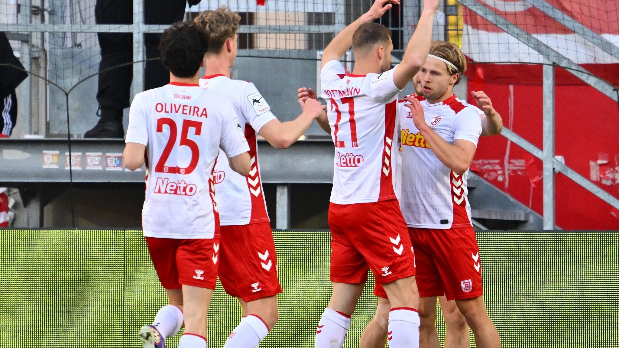 Jahn Regensburg jubelt gegen Aue